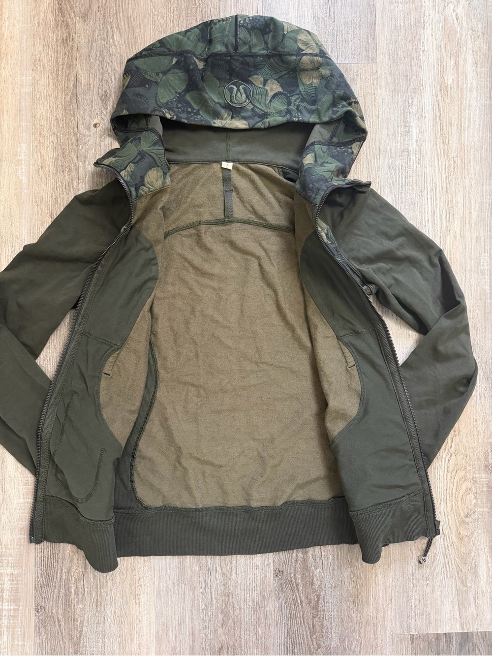 Lululemon Athletica Scuba Hoodie Size 6 Green Butterfly Biggie So Fly Camouflage - Picture 7 of 9